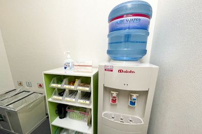 フリードリンク完備 - BIZcircle谷四駅前 8名用貸会議室の室内の写真