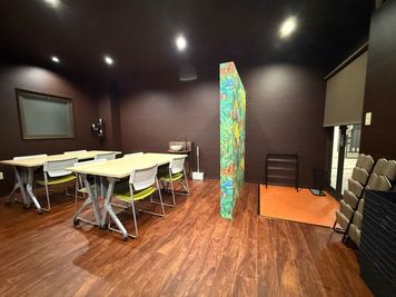 ハコカル 徳島駅前 即予約🉑徳島駅前の貸し会議室／多目的レンタルスペースの室内の写真