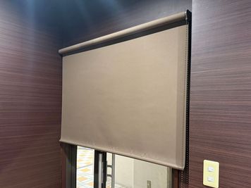 入口にロールカーテンあり - ハコカル 徳島駅前 即予約🉑徳島駅前の貸し会議室／多目的レンタルスペースの設備の写真