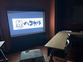 ハコカル 徳島駅前 即予約🉑徳島駅前の貸し会議室／多目的レンタルスペースの室内の写真