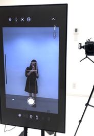 大画面で姿を確認しながら撮影できます！ - レンタルオフィスビーハイヴ セルフフォトスタジオ Beehiveの室内の写真