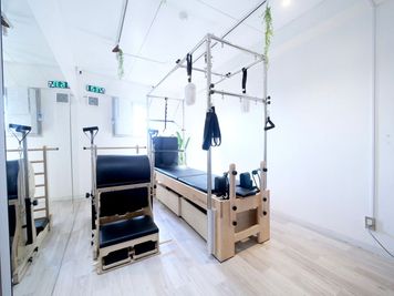 【横浜駅2分】超駅近｜高性能ピラティスマシン完備｜20平米｜地域最安値｜更衣室有｜真っ白内装｜ヨガ・トレーニングも👍 - STUDIOFLAG横浜4号店