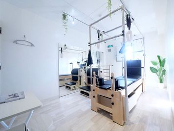 ・キャフォーマー（evolger製coreREVO）
・デュアルチェアバレル（Motioncare pilates製） - STUDIOFLAG横浜4号店 STUDIOFLAG横浜4号店/マシンピラティスレンタルスタジオの室内の写真