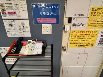 入ってすぐ右側に、照明スイッチ、Wi-Fi説明、リモコン。 - 新宿ミネルバビル 東新宿歌舞伎町のだんだだん【3F】Dance the Danceの室内の写真