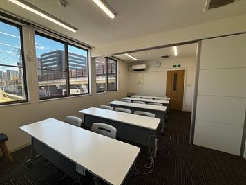 平和住宅情報センター仙台駅東口店2F 仙台駅東口店2F　会議室（最大15名着席可）の室内の写真