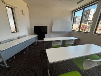 平和住宅情報センター仙台駅東口店2F 仙台駅東口店2F　会議室（最大15名着席可）の室内の写真