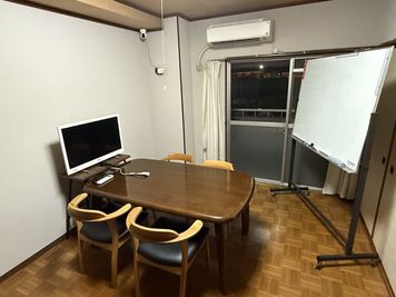 32インチのモニター常設、Zoom会議やプレゼン資料閲覧に最適です。 - 敷戸レンタルスペース 多目的で使えるレンタルスペース・レンタルサロン・レンタルキッチンの設備の写真
