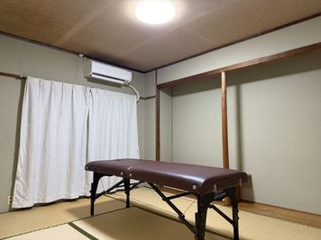 施術ベッドを常設。プライベートサロンとしてご活用いただけます。 - 敷戸レンタルスペース 多目的で使えるレンタルスペース・レンタルサロン・レンタルキッチンの設備の写真