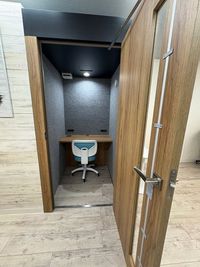 WEB会議や音読など - 勉強カフェ東大阪瓢箪山スタジオ 勉強カフェ東大阪瓢箪山スタジオの個室ブース直接予約の室内の写真