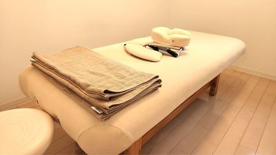 高級施術ベット。施術者とお客様を追求した9㎝高密度3層ウレタン構造 - YSレンタルサロン レンタルサロンの室内の写真