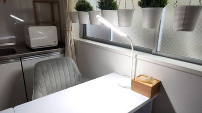 ネイルに最適。3段階調光LEDスタンドライト - YSレンタルサロン レンタルサロンの設備の写真