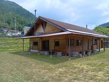 軒先も敷地も広くてバーベキューも楽しめます - １棟貸し・ぜんぶ木の家　きちのじょう ぜんぶ木の家　きちのじょうの外観の写真