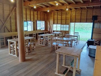 床・壁・天井・テーブル・椅子すべて無垢の木でつくられた癒しの空間 - １棟貸し・ぜんぶ木の家　きちのじょう ぜんぶ木の家　きちのじょうの室内の写真