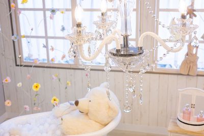 シャンデリアやお花がキラキラ✨ - Moff room studio《三ノ宮店》 三ノ宮6分🚶‍♂️77㎡大部屋✨最大50名収容可能🧸スタジオの室内の写真