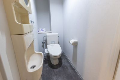 お手洗いは共用部にございます - Moff room studio《三ノ宮店》 三ノ宮6分🚶‍♂️77㎡大部屋✨最大50名収容可能🧸スタジオの設備の写真
