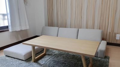 三人掛けソファー、机（120×60) - フロレスタ町田2の室内の写真