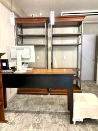 レジ台やレセプション台としてもお使いいだける引き出し付きのハイテーブル(パソコンは貸し出し備品ではありません) - サロンドフクハラ サロンドフクハラ　北堀江の設備の写真