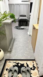 玄関から見たサロンスペース - 梅田レンタルサロン シェアジュ【Cherjou】 レンタルサロン の入口の写真