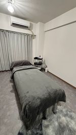 サロンワーク用キャスター付き椅子やワゴンも完備 - 梅田レンタルサロン シェアジュ【Cherjou】 レンタルサロン の設備の写真