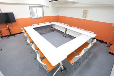 会議レイアウト（大） - リンクスペース神田C　駅近貸会議室・レンタルスペース リンクスペース神田C🌞【貸会議室/セミナー/レンタルスペース】の室内の写真