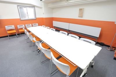 会議レイアウト（中） - リンクスペース神田C　駅近貸会議室・レンタルスペース リンクスペース神田C🌞【貸会議室/セミナー/レンタルスペース】の室内の写真