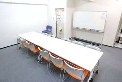 会議レイアウト（中） - リンクスペース神田C　駅近貸会議室・レンタルスペース リンクスペース神田C🌞【貸会議室/セミナー/レンタルスペース】の室内の写真