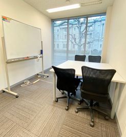 4名様まで着席可能です。
ホワイトボード完備のお部屋となっております。 - アスパ日本橋オフィス アスパ日本橋オフィス　～205号室～の室内の写真
