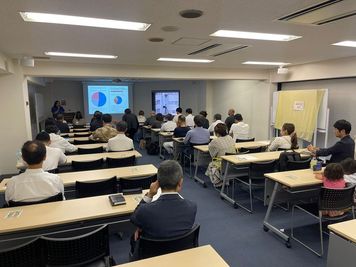 とある勉強会・セミナーの様子 - SMG/四ツ橋・サンワールドビル ＳＭＧ貸し会議室/サンワールドビル2号室の室内の写真