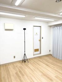 210㎝の三脚（伸ばした状態） - レンタルスタジオ Mirror Box 黄金町の設備の写真