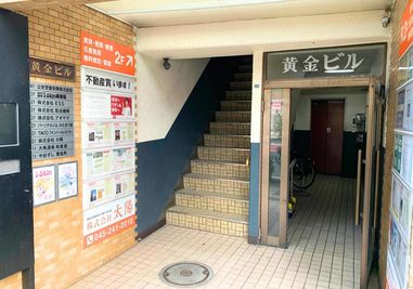 スタジオのビル入り口。階段かエレベーターで3階に上がっていただき、一番奥の部屋が当スタジオになります。 - レンタルスタジオ Mirror Box 黄金町の外観の写真