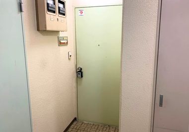 MirrorBox黄金町入り口ドア。一番奥の部屋です。 - レンタルスタジオ Mirror Box 黄金町の入口の写真
