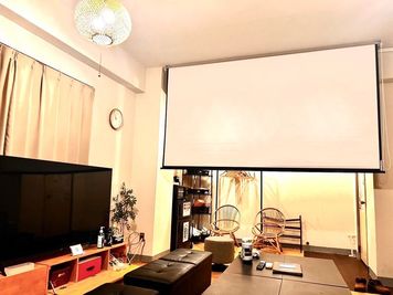 高機能プロジェクター＆大型スクリーン完備！！
使われないときは収納できます。 - 広々20名までOK！お集まりに便利な梅田駅エリア★ 【lala梅田】梅田駅レンタルスペース🌿広々20名可能◎の室内の写真
