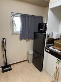 電気ポット、冷蔵庫、電子レンジ完備！ - 水天宮シアタールーム 水天宮2分85インチ液晶🚿シャワー🎬映画鑑賞🏠24Hデートの設備の写真