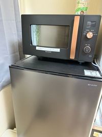 電子レンジと冷蔵庫、電気ポット完備です - 水天宮シアタールーム 水天宮2分85インチ液晶🚿シャワー🎬映画鑑賞🏠24Hデートの設備の写真