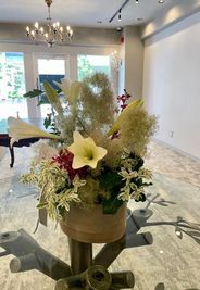 会場を華やかに彩るフラワーアレンジをご用意できます。別途¥3,300(税込)〜

※イメージをお聞かせいただき、それを元に季節の花でアレンジします。 - サロンドフクハラ サロンドフクハラ　北堀江の設備の写真