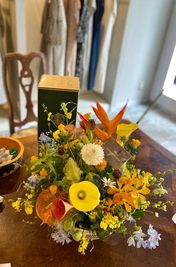会場を華やかに彩るフラワーアレンジをご用意できます。別途¥3,300(税込)〜

※イメージをお聞かせいただき、それを元に季節の花でアレンジします。 - サロンドフクハラ サロンドフクハラ　北堀江の室内の写真