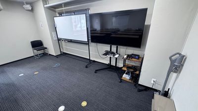 大きなホワイトボードとモニターがございます - 神保町・神田の貸スペース『コアラ会議室』 【神田・神保町】徒歩3分！駅近大型セミナールーム『コアラ会議室』の室内の写真