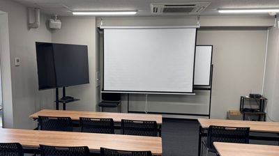 １００型スクリーン - 神保町・神田の貸スペース『コアラ会議室』 【神田・神保町】徒歩3分！駅近大型セミナールーム『コアラ会議室』の室内の写真