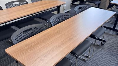 中央の並びは3人がけデスクです - 神保町・神田の貸スペース『コアラ会議室』 【神田・神保町】徒歩3分！駅近大型セミナールーム『コアラ会議室』の室内の写真