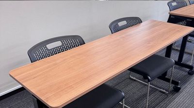 2人がけデスク - 神保町・神田の貸スペース『コアラ会議室』 【神田・神保町】徒歩3分！駅近大型セミナールーム『コアラ会議室』の室内の写真