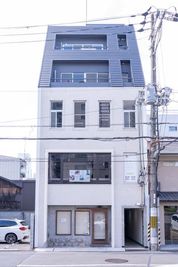 外観②建物入口
エレベーターで３階の3Cへお越しください
※エレベーター奥に
自動センサー照明の階段あり - Sunny Rental Studio /サニーレンタルスタジオ 🌸24時間365日いつでも1500円の新価格の変更🌸大感謝祭の外観の写真