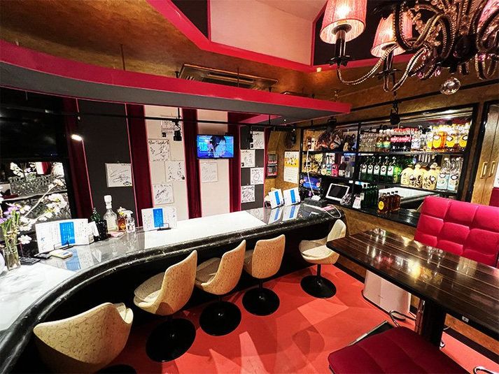 ８席カウンター。夜間はバーになります - Artist Bar Morpho 推し会などや1日店長ができるレンタルスペースの室内の写真