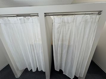 カーテン席 - 勉強カフェ東大阪瓢箪山スタジオ 勉強カフェ東大阪瓢箪山スタジオの自習や作業専用スペースの室内の写真