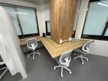 勉強カフェ大阪京橋コムズガーデン前 勉強カフェ大阪京橋コムズガーデン前（自習や作業専用スペース）の室内の写真