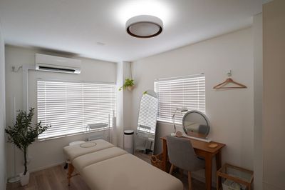 天井ライト（電球色） - レンタルサロンtreat八王子店 完全個室プライベートサロンの設備の写真