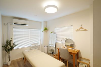 天井ライト（電球色） - レンタルサロンtreat八王子店 完全個室プライベートサロンの設備の写真
