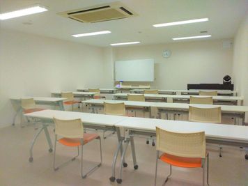 阪急宝塚線 池田駅 徒歩１分！会議室・打ち合わせ・勉強会・自習などに★個室★折り畳み机でレイアト自由！ - イオンカルチャクラブ池田駅前店