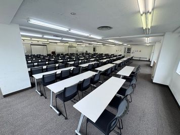 【机と机の間隔は充分あるので、大人数でも狭く感じにくいです】 - TIME SHARING新宿 TIME SHARING新宿7Aの室内の写真