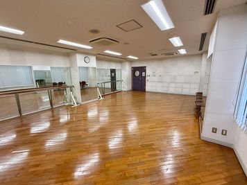 【ヨガ、ダンス、バレエレッスンなどでぜひご活用ください！】 - TIME SHARING シテヌーブ北千住30A棟 多目的室（ヨガ・ダンス）の室内の写真