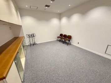 【椅子や譜面台もご利用いただけます】 - TIME SHARING シテヌーブ北千住30A棟 防音室（音響ルーム）の設備の写真